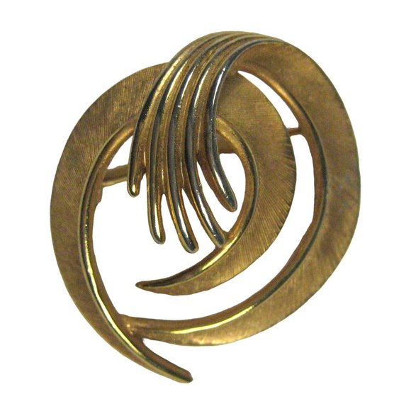 Crown Trifari Jewelry - Crown Trifari Pin Brooch Goldtone Signed Spiral 1 3/8 Inch Vintage WEAR